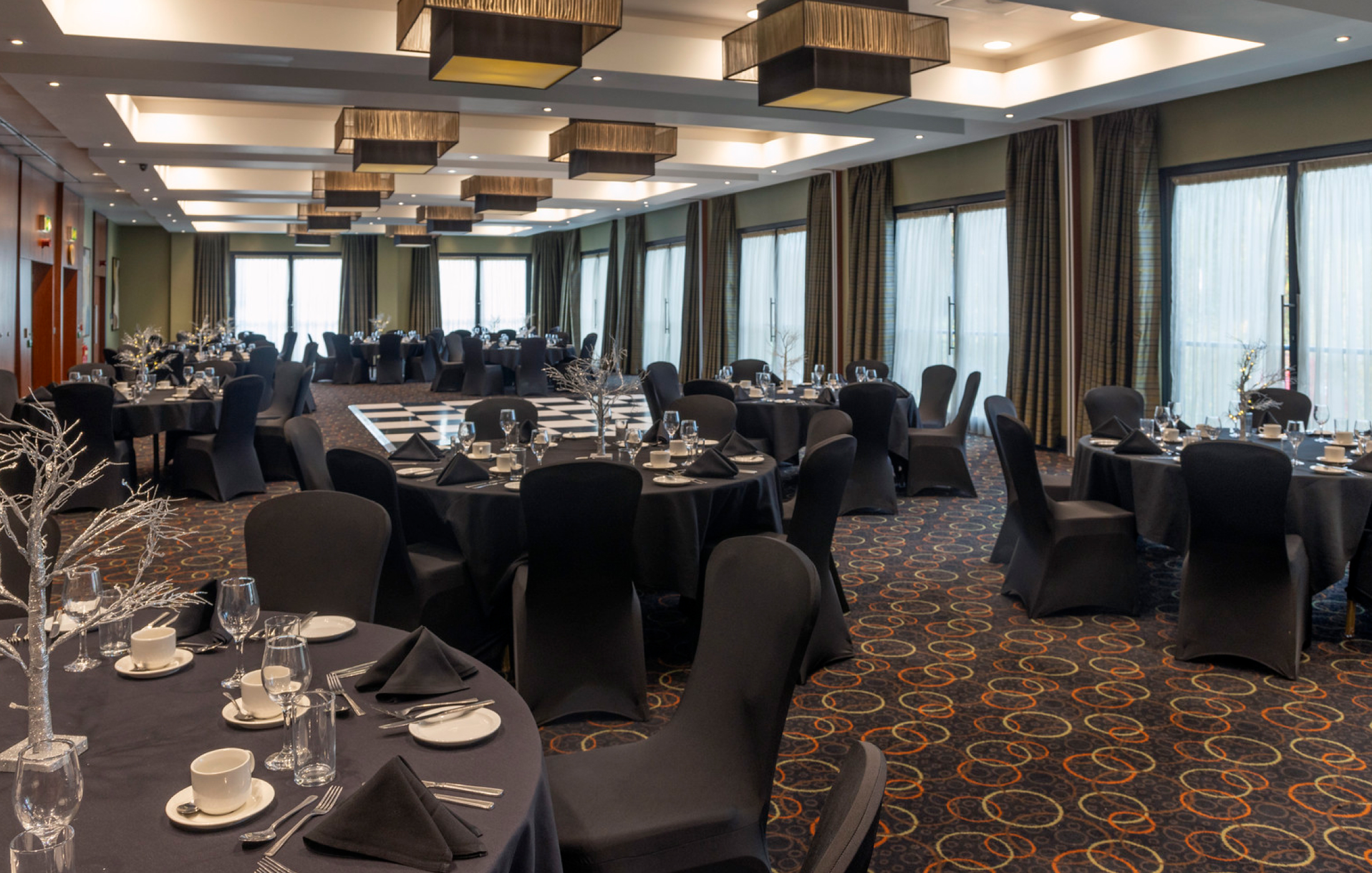 X Newton Suite Banquet 6